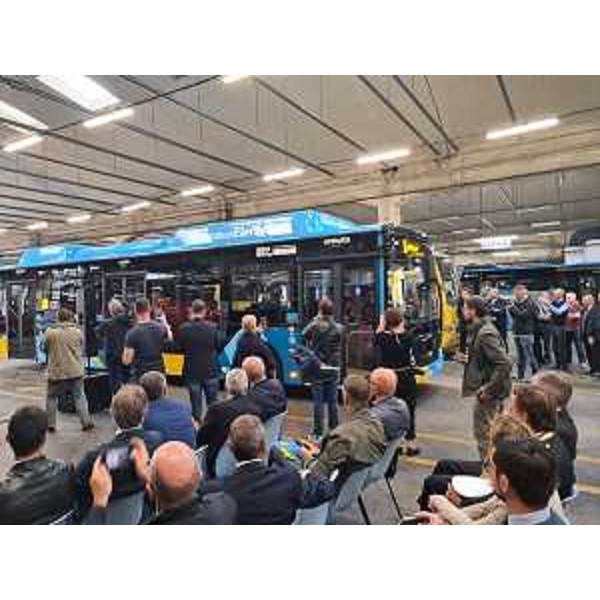 Curiosità per i nuovi autobus elettrici nel comprensorio del Broletto - Curiosità per i nuovi autobus elettrici nel comprensorio del Broletto