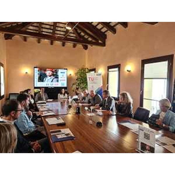La presentazione del Recruiting day per il Consorzio industriale Ponte Rosso Tagliamento nella sede della Regione a Pordenone - La presentazione del Recruiting day per il Consorzio industriale Ponte Rosso Tagliamento nella sede della Regione a Pordenone