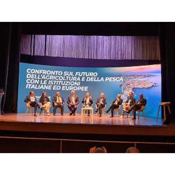 L'assessore regionale Stefano Zannier, terzo da destra, partecipa al confronto sul futuro dell'agricoltura a Siracusa. - L'assessore regionale Stefano Zannier, terzo da destra, partecipa al confronto sul futuro dell'agricoltura a Siracusa.