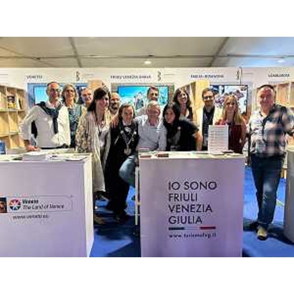 L'assessore Stefano Zannier, al centro, nello spazio espositivo gestitito da PromoTurismoFVG nell'ambito di Divinazione Expo 24 a Siracusa. - L'assessore Stefano Zannier, al centro, nello spazio espositivo gestitito da PromoTurismoFVG nell'ambito di Divinazione Expo 24 a Siracusa.