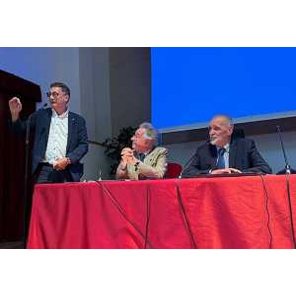 Carlo Bolzonello (primo da sinistra), presidente della III Commissione consiliare, durante il suo intervento - Carlo Bolzonello (primo da sinistra), presidente della III Commissione consiliare, durante il suo intervento