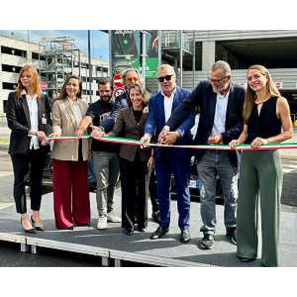 Il taglio del nastro. - Il taglio del nastro.