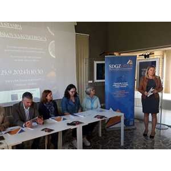 Un momento della conferenza stampa ospitata dall'info-point di Sistiana. - Un momento della conferenza stampa ospitata dall'info-point di Sistiana.