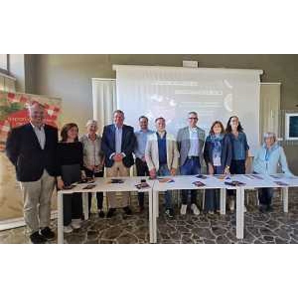 Foto di gruppo al termine della presentazione dell'edizione 2024 di Sapori del Carso. - Foto di gruppo al termine della presentazione dell'edizione 2024 di Sapori del Carso.