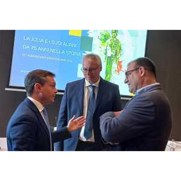 Il presidente Bordin (al centro nella foto) con altre autorità prima dell'inizio della presentazione - Il presidente Bordin (al centro nella foto) con altre autorità prima dell'inizio della presentazione