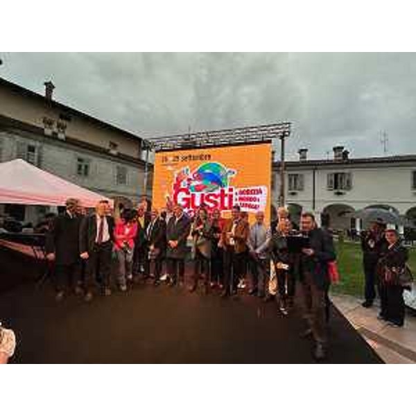 Una foto di gruppo durante la cerimonia di inaugurazione - Una foto di gruppo durante la cerimonia di inaugurazione