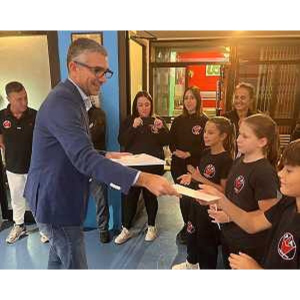 Lassessore regionale alle Autonomie locali Pierpaolo Roberti alla cerimonia di premiazione di quattro giovani atleti del Progetto acrobatica Trieste (Caterina Cozzolino, Susanna Ritossa, Davide Fuccaro e Samuele Totano). - Lassessore regionale alle Autonomie locali Pierpaolo Roberti alla cerimonia di premiazione di quattro giovani atleti del Progetto acrobatica Trieste (Caterina Cozzolino, Susanna Ritossa, Davide Fuccaro e Samuele Totano).