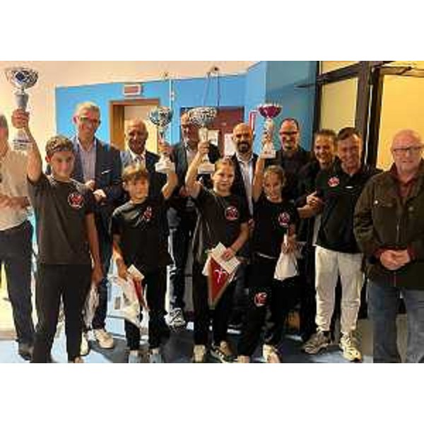 Lassessore regionale alle Autonomie locali Pierpaolo Roberti alla cerimonia di premiazione di quattro giovani atleti del Progetto acrobatica Trieste (Caterina Cozzolino, Susanna Ritossa, Davide Fuccaro e Samuele Totano). - Lassessore regionale alle Autonomie locali Pierpaolo Roberti alla cerimonia di premiazione di quattro giovani atleti del Progetto acrobatica Trieste (Caterina Cozzolino, Susanna Ritossa, Davide Fuccaro e Samuele Totano).