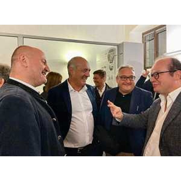 Il vicegovernatore Mario Anzil (primo a destra) insieme al sindaco di Spilimbergo Enrico Sarcinelli (secondo da destra) il presidente del Craf Davide De Lucia (prima da sinistra) e il direttore del Craf (Alvise Rampini) - Il vicegovernatore Mario Anzil (primo a destra) insieme al sindaco di Spilimbergo Enrico Sarcinelli (secondo da destra) il presidente del Craf Davide De Lucia (prima da sinistra) e il direttore del Craf (Alvise Rampini)