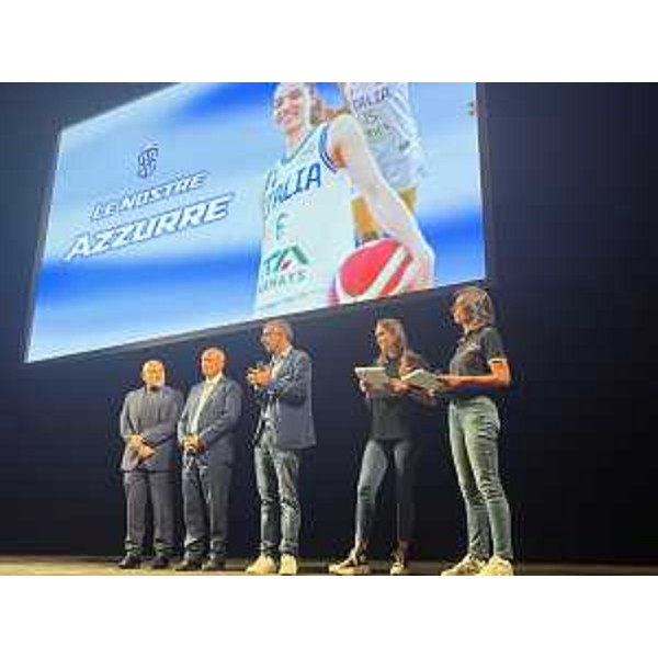 L'assessore Roberti sul palco del Teatro Verdi all'evento celebrativo dei 15 anni di Futurosa basket Trieste - L'assessore Roberti sul palco del Teatro Verdi all'evento celebrativo dei 15 anni di Futurosa basket Trieste