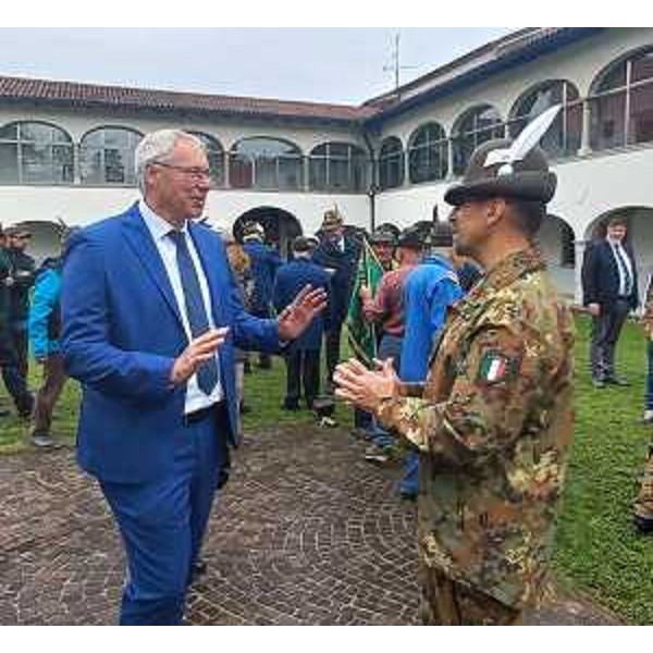 Il presidente Bordin con il generale Francesco Maioriello, nuovo comandante della brigata alpina Julia - Il presidente Bordin con il generale Francesco Maioriello, nuovo comandante della brigata alpina Julia