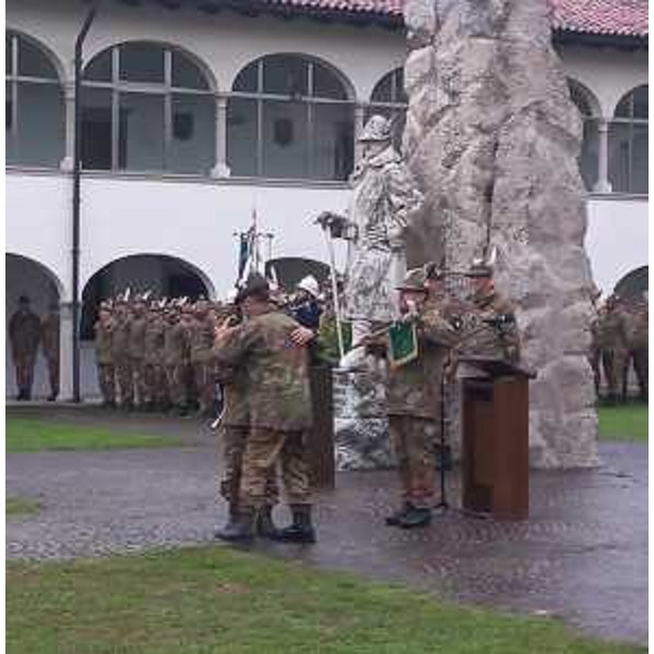 L'abbraccio tra il comandante uscente Del Favero e il nuovo comandante Maiariello nel corso della cerimonia - L'abbraccio tra il comandante uscente Del Favero e il nuovo comandante Maiariello nel corso della cerimonia