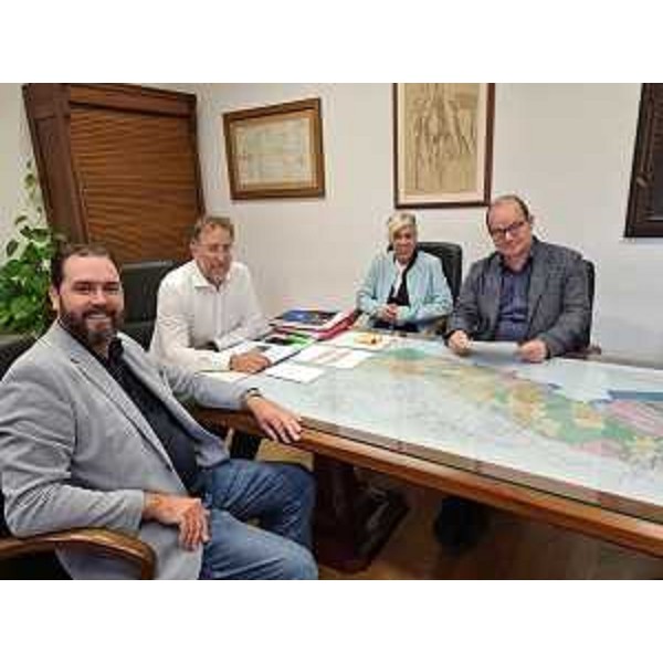 Il vicegovernatore Mario Anzil nel corso dell'incontro con l'Amministrazione comunale di Muggia - Il vicegovernatore Mario Anzil nel corso dell'incontro con l'Amministrazione comunale di Muggia