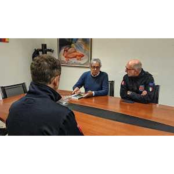 L'assessore Riccardi (a destra nella foto) nel municipio di Pulfero - L'assessore Riccardi (a destra nella foto) nel municipio di Pulfero