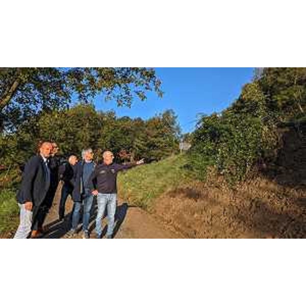 L'assessore Riccardi guida il sopralluogo nelle zona colpita dalla frana - L'assessore Riccardi guida il sopralluogo nelle zona colpita dalla frana