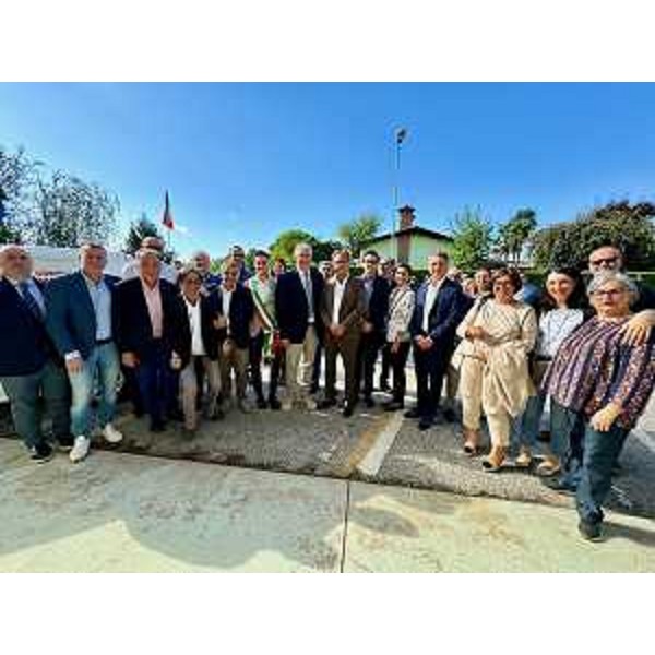 I partecipanti all'naugurazione dell'info-point diabetologico; al centro, il consigliere Francesco Martines, il sindaco Roberto Tuniz, il presidente Mauro Bordin e i consiglieri Mauro Di Bert e Igor Treleani - I partecipanti all'naugurazione dell'info-point diabetologico; al centro, il consigliere Francesco Martines, il sindaco Roberto Tuniz, il presidente Mauro Bordin e i consiglieri Mauro Di Bert e Igor Treleani