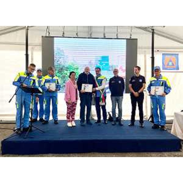 La consegna di un riconoscimento ai volontari "anziani" del gruppo di Fontanafredda - La consegna di un riconoscimento ai volontari "anziani" del gruppo di Fontanafredda