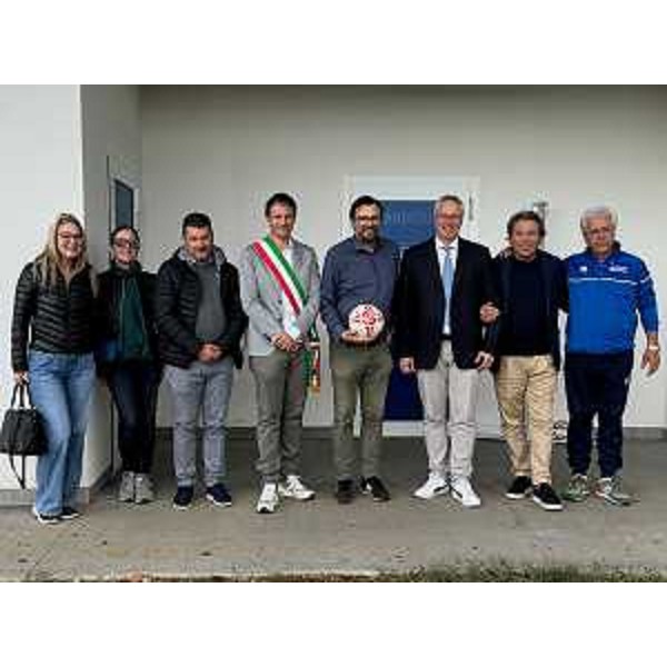 I partecipanti all'inaugurazione dei nuovi spogliatoi del campo sportivo di Galleriano di Lestizza - I partecipanti all'inaugurazione dei nuovi spogliatoi del campo sportivo di Galleriano di Lestizza