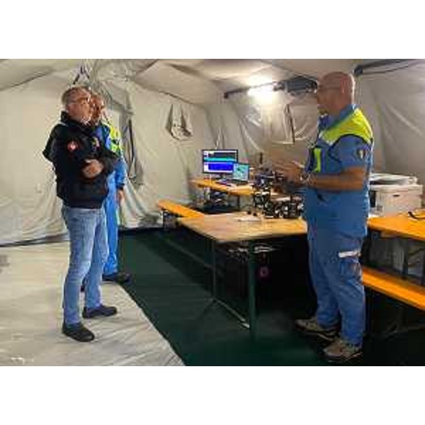 L'assessore regionale Riccardo Riccardi con alcuni dei volontari della Protezione civile che hanno organizzato il campo scuola a Maniago - L'assessore regionale Riccardo Riccardi con alcuni dei volontari della Protezione civile che hanno organizzato il campo scuola a Maniago