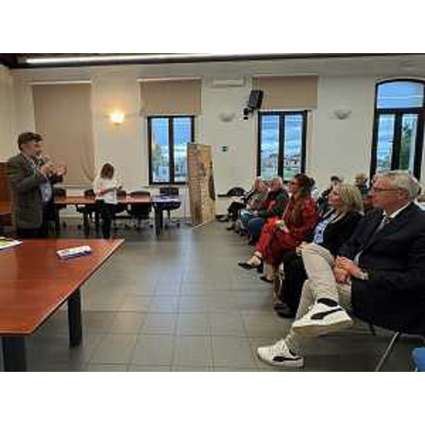 Il presidente del Cr Fvg, Mauro Bordin, primo a destra, all'inaugurazione della biblioteca Alviero Negro, a Muzzana - Il presidente del Cr Fvg, Mauro Bordin, primo a destra, all'inaugurazione della biblioteca Alviero Negro, a Muzzana