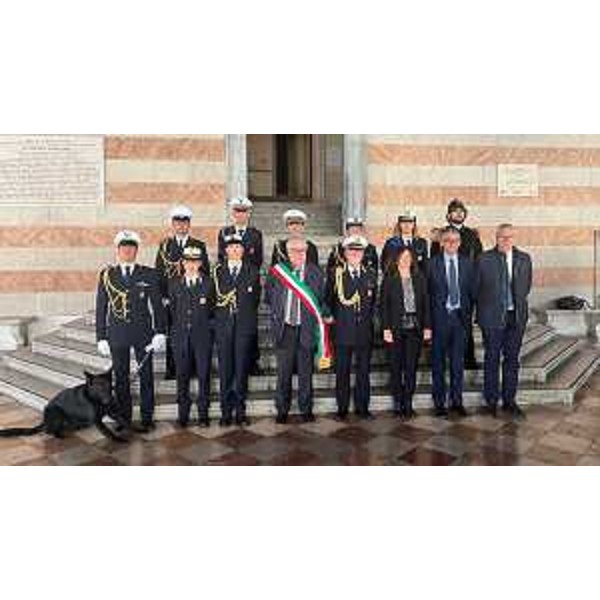 Il presidente Bordin primo da destra nella foto di gruppo assieme alle altre autorità e ai vertici della Polizia locale di Udine - Il presidente Bordin primo da destra nella foto di gruppo assieme alle altre autorità e ai vertici della Polizia locale di Udine