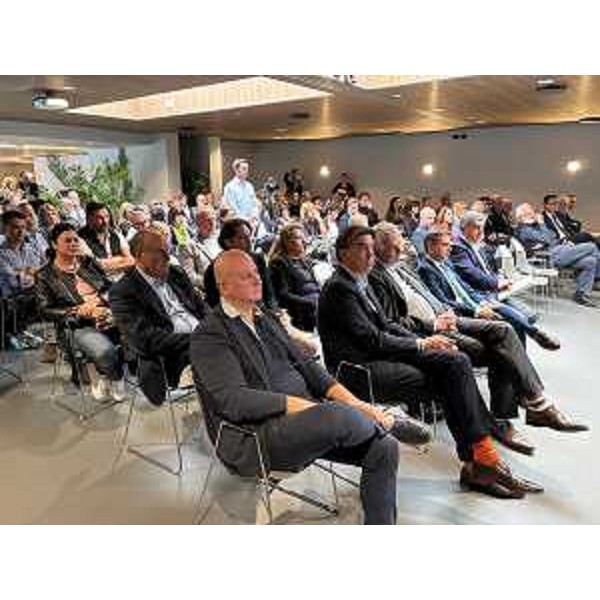 La platea presente al convegno organizzato a Buttrio dal Distretto del commercio Friuli orientale - La platea presente al convegno organizzato a Buttrio dal Distretto del commercio Friuli orientale