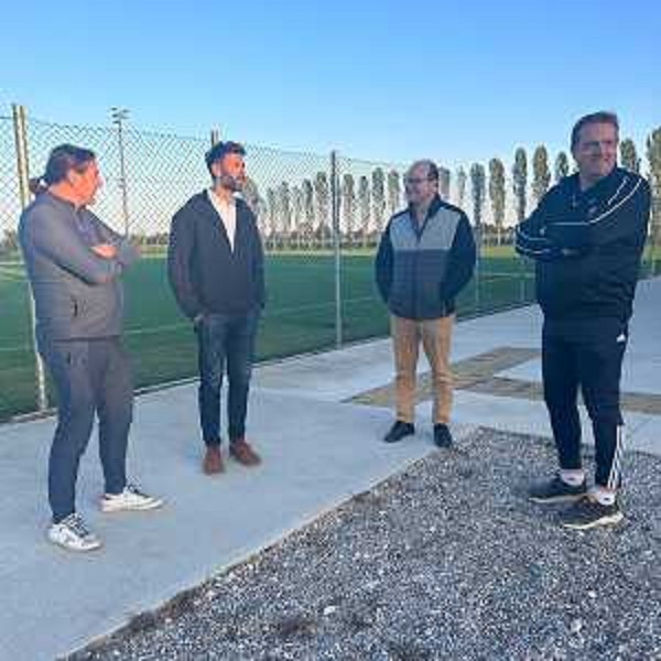 Il vicegovernatore Mario Anzil, al centro, con il sindaco di Precenicco e i vertici della società sportiva del Brian-Lignano. - Il vicegovernatore Mario Anzil, al centro, con il sindaco di Precenicco e i vertici della società sportiva del Brian-Lignano.
