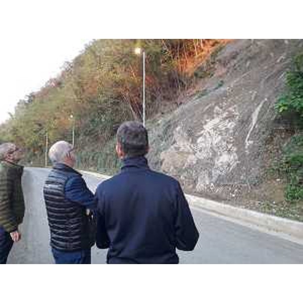 Il sopralluogo nel punto dove si era verificata la frana. - Il sopralluogo nel punto dove si era verificata la frana.