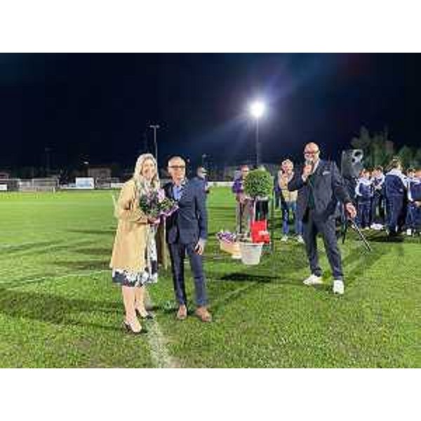 L'omaggio floreale consegnato dal presidente dell'Asd Torre all'assessore regionale Cristina Amirante - L'omaggio floreale consegnato dal presidente dell'Asd Torre all'assessore regionale Cristina Amirante 