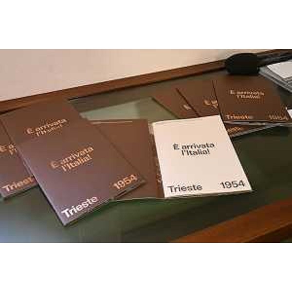 La pubblicazione a corredo della mostra "É arrivata l'Italia! Trieste 1954" - La pubblicazione a corredo della mostra "É arrivata l'Italia! Trieste 1954"