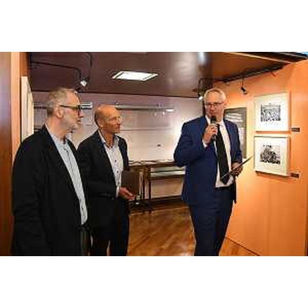 Il presidente del Cr, Mauro Bordin, assieme al Massimiliano Pastrovicchio, responsabile dalla biblioteca del Cr, e Stefano Perulli, curatore della mostra "É arrivata l'Italia! Trieste 1954". - Il presidente del Cr, Mauro Bordin, assieme al Massimiliano Pastrovicchio, responsabile dalla biblioteca del Cr, e Stefano Perulli, curatore della mostra "É arrivata l'Italia! Trieste 1954". 