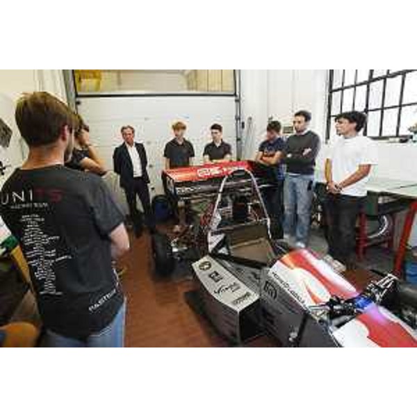 Lassessore regionale alla Difesa dellambiente e sviluppo sostenibile Fabio Scoccimarro durante la sua visita allUniTS Racing Team - Lassessore regionale alla Difesa dellambiente e sviluppo sostenibile Fabio Scoccimarro durante la sua visita allUniTS Racing Team