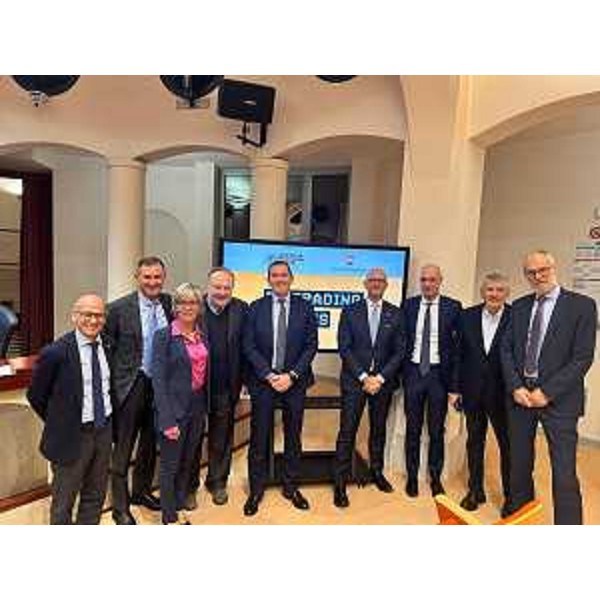 L'assessore Barbara Zilli con gli altri relatori e gli intervenuti al convegno sulle garanzie finanziarie a Pordenone. - L'assessore Barbara Zilli con gli altri relatori e gli intervenuti al convegno sulle garanzie finanziarie a Pordenone.