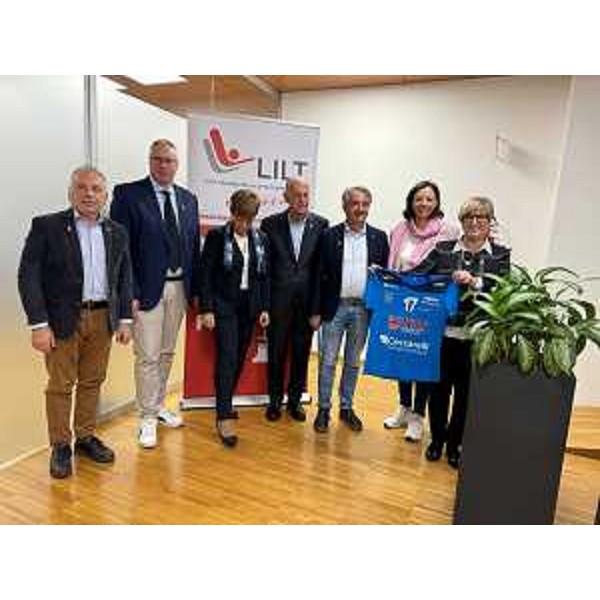 Il presidente Bordin (secondo da sinistra) assieme al sindaco di Palazzolo dello Stella, Franco D'Altilia, e la dirigenza della Lilt - Il presidente Bordin (secondo da sinistra) assieme al sindaco di Palazzolo dello Stella, Franco D'Altilia, e la dirigenza della Lilt