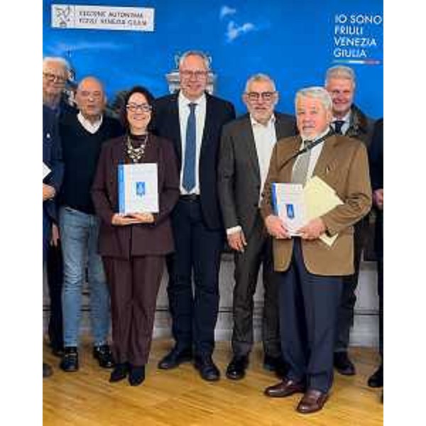 Il presidente Bordin (al centro) accanto ai rappresentanti delle istituzioni e dei Fogolârs - Il presidente Bordin (al centro) accanto ai rappresentanti delle istituzioni e dei Fogolârs