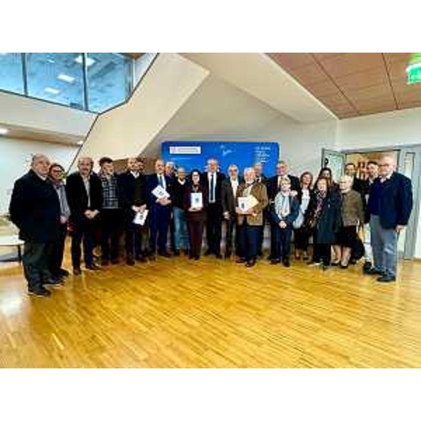 La foto di gruppo al termine della presentazione - La foto di gruppo al termine della presentazione