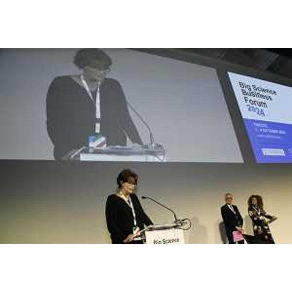 L'intervento dellassessore al Lavoro, formazione, istruzione, ricerca, università e famiglia Alessia Rosolen nel corso dellevento conclusivo del Big Science Business Forum. - L'intervento dellassessore al Lavoro, formazione, istruzione, ricerca, università e famiglia Alessia Rosolen nel corso dellevento conclusivo del Big Science Business Forum.