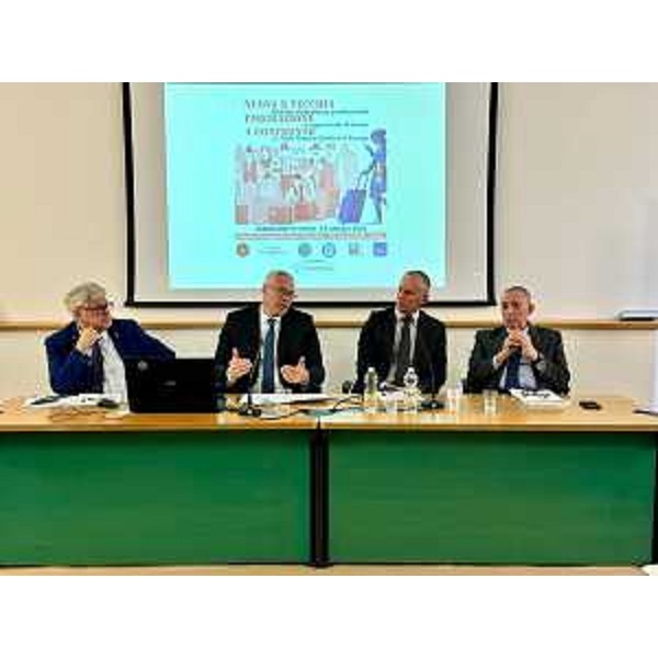 Il tavolo dei relatori. Da sinistra il sindaco di Udine Alberto Felice De Toni, il presidente Bordin, il vicepresidente di Friuli nel Mondo Guido Nassimbeni e il coordinatore Luigi Papais - Il tavolo dei relatori. Da sinistra il sindaco di Udine Alberto Felice De Toni, il presidente Bordin, il vicepresidente di Friuli nel Mondo Guido Nassimbeni e il coordinatore Luigi Papais