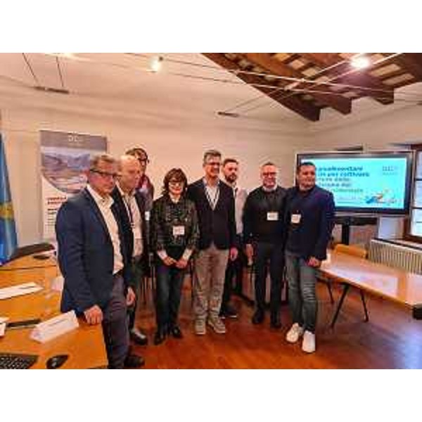 Il gruppo di lavoro con l'assessore alla Montagna Stefano Zanier (primo da sinistra) all'incontro svoltosi oggi a Meduno - Il gruppo di lavoro con l'assessore alla Montagna Stefano Zanier (primo da sinistra) all'incontro svoltosi oggi a Meduno