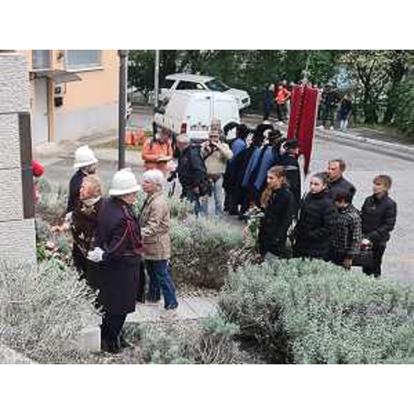 I familiari di Norma Cossetto davanti al munumento a lei dedicato a Trieste - I familiari di Norma Cossetto davanti al munumento a lei dedicato a Trieste