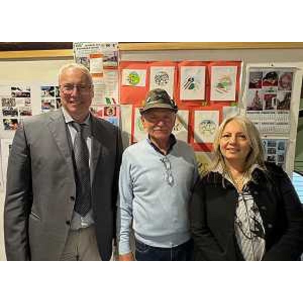 Il presidente del Cr Fvg, Mauro Bordin, con il responsabile del gruppo alpini di Muzzana del Turgnano e il sindaco, Genziana Buffon - Il presidente del Cr Fvg, Mauro Bordin, con il responsabile del gruppo alpini di Muzzana del Turgnano e il sindaco, Genziana Buffon 