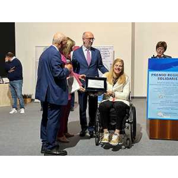 L'assessore regionale alla Salute, Riccardo Riccardi, premia Giada Rossi. - L'assessore regionale alla Salute, Riccardo Riccardi, premia Giada Rossi.