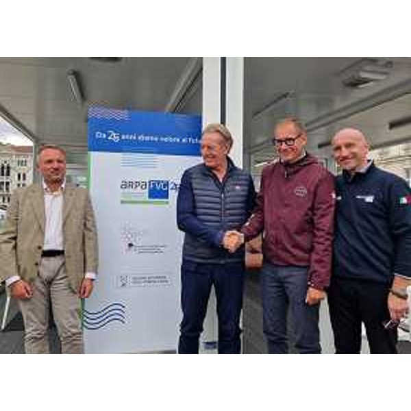 Stretta di mano tra l'assessore Scoccimarro (sulla sinistra) e il presidente della Società velica di Barcola e Grignano Mitja Gialuz - Stretta di mano tra l'assessore Scoccimarro (sulla sinistra) e il presidente della Società velica di Barcola e Grignano Mitja Gialuz 