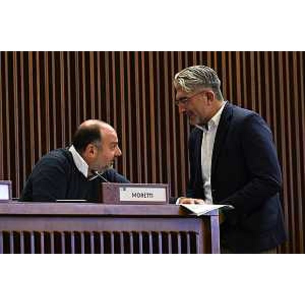 Diego Moretti, capogruppo del Pd (a sinistra nella foto), a colloquio con il capogruppo della Lega, Antonio Calligaris - Diego Moretti, capogruppo del Pd (a sinistra nella foto), a colloquio con il capogruppo della Lega, Antonio Calligaris