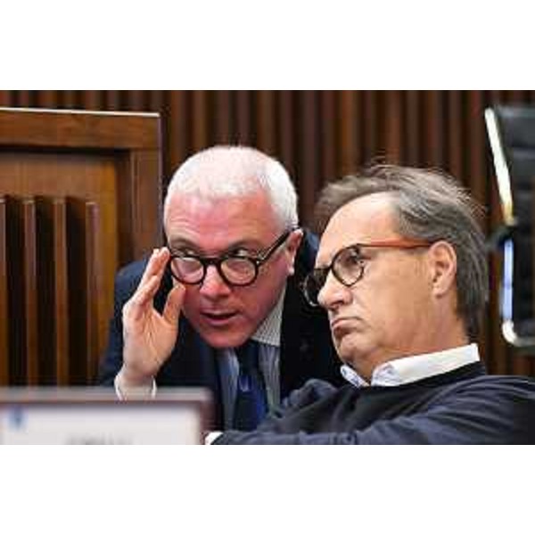 Mauro Di Bert, capogruppo di Fp (a destra nella foto), accanto al capogruppo di Forza Italia, Andrea Cabibbo - Mauro Di Bert, capogruppo di Fp (a destra nella foto), accanto al capogruppo di Forza Italia, Andrea Cabibbo