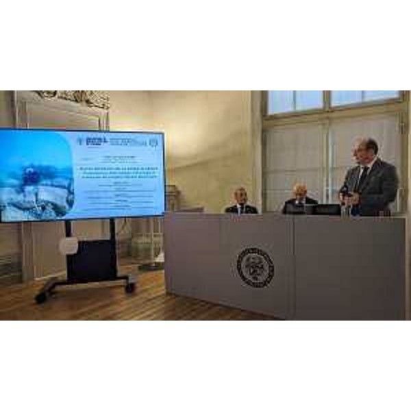 Il vicepresidente con delega a Cultura e sport del Friuli Venezia Giulia Mario Anzil, a Udine negli spazi di Palazzo Caiselli, nel Salone del Tiepolo, all'incontro ufficiale di presentazione dei primi esiti della prima campagna di indagine archeologica relativa al progetto "Aquileia Waterscape" - Il vicepresidente con delega a Cultura e sport del Friuli Venezia Giulia Mario Anzil, a Udine negli spazi di Palazzo Caiselli, nel Salone del Tiepolo, all'incontro ufficiale di presentazione dei primi esiti della prima campagna di indagine archeologica relativa al progetto "Aquileia Waterscape"