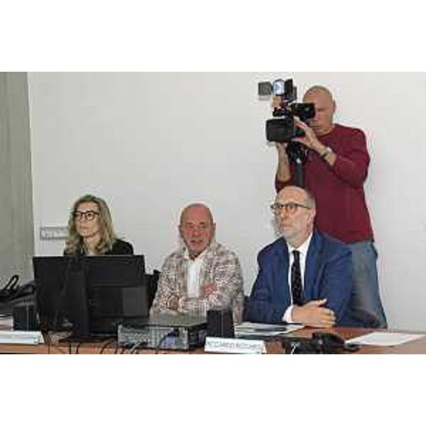 Lassessore alla Salute Riccardo Riccardi, primo da destra, alla presentazione del monitoraggio e dei progetti realizzati da Asugi per ridurre le liste dattesa. - Lassessore alla Salute Riccardo Riccardi, primo da destra, alla presentazione del monitoraggio e dei progetti realizzati da Asugi per ridurre le liste dattesa. 