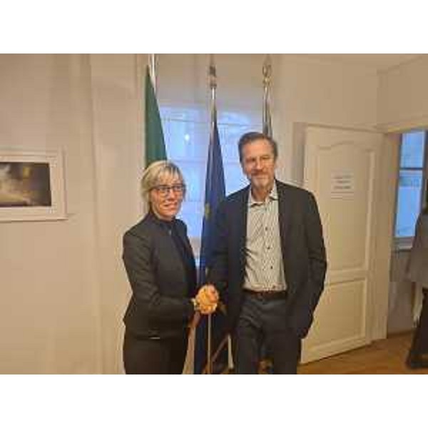 La stretta di mano tra l'assessore Zilli e il rappresentante della Commissione europea Slawomir Tokarsky - La stretta di mano tra l'assessore Zilli e il rappresentante della Commissione europea Slawomir Tokarsky