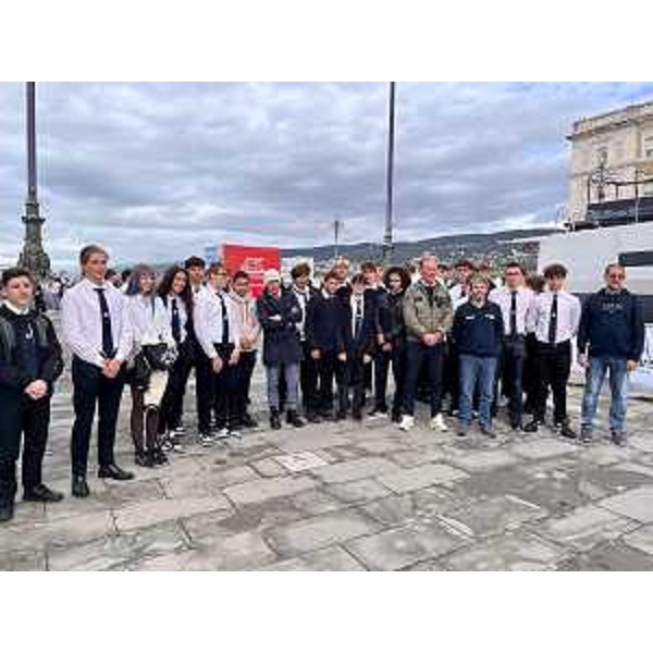 L'assessore regionale alla Difesa dell'ambiente, energia e sviluppo sostenibile Fabio Scoccimarro accogliendo gli allievi dell'Istituto Nautico di Trieste nello stand allestito dall'Agenzia regionale per la protezione dell'ambiente del Friuli Venezia Giulia in piazza dell'Unità d'Italia nel contesto della Barcolana - L'assessore regionale alla Difesa dell'ambiente, energia e sviluppo sostenibile Fabio Scoccimarro accogliendo gli allievi dell'Istituto Nautico di Trieste nello stand allestito dall'Agenzia regionale per la protezione dell'ambiente del Friuli Venezia Giulia in piazza dell'Unità d'Italia nel contesto della Barcolana