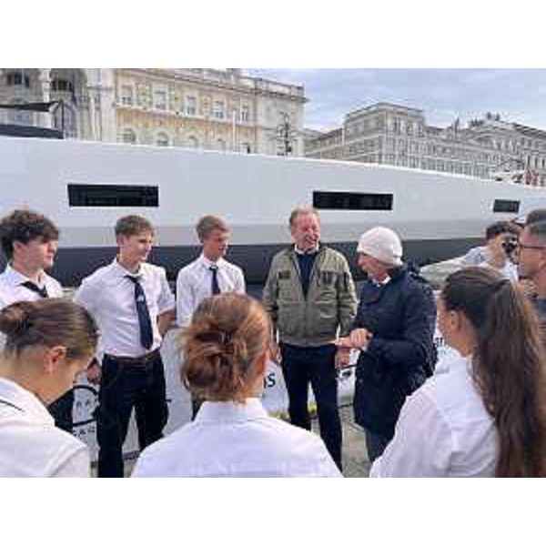 L'assessore regionale alla Difesa dell'ambiente, energia e sviluppo sostenibile Fabio Scoccimarro accogliendo gli allievi dell'Istituto Nautico di Trieste nello stand allestito dall'Agenzia regionale per la protezione dell'ambiente del Friuli Venezia Giulia in piazza dell'Unità d'Italia nel contesto della Barcolana - L'assessore regionale alla Difesa dell'ambiente, energia e sviluppo sostenibile Fabio Scoccimarro accogliendo gli allievi dell'Istituto Nautico di Trieste nello stand allestito dall'Agenzia regionale per la protezione dell'ambiente del Friuli Venezia Giulia in piazza dell'Unità d'Italia nel contesto della Barcolana